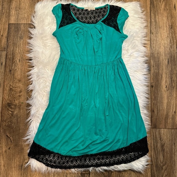 Kimi & Kai Maternity Green Lace Dress Size Medium - Picture 1 of 8